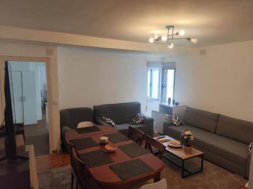 a living room with a couch and a table at Amplio piso céntrico in Gijón