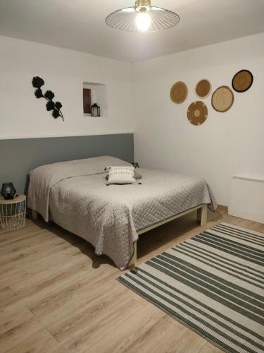 a bedroom with a bed and a rug at Gîte au coeur du Plantaurel in Cazaux
