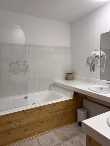 une salle de bain avec une baignoire et un lavabo dans l'établissement Happy Shelter au Château d'Herbelon, à Treffort