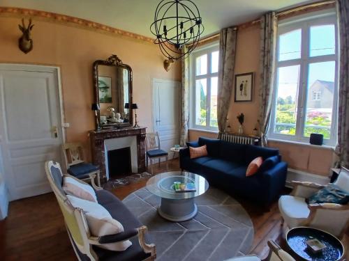 un salon avec un canapé et une table dans l'établissement Belle demeure a 10 min de la mer, à Woincourt