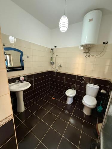 a bathroom with a toilet and a sink at Meti guest house in Krujë