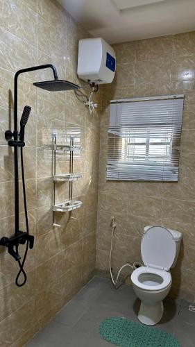 AbeokutaにあるIpig Apartmentsのバスルーム(トイレ、窓付きシャワー付)