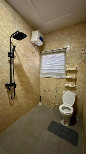 AbeokutaにあるIpig Apartmentsのバスルーム(シャワー付きトイレ、ファン付)