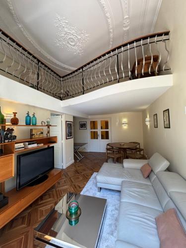 un salon avec un canapé et une table dans l'établissement Villa Isola, à Menton