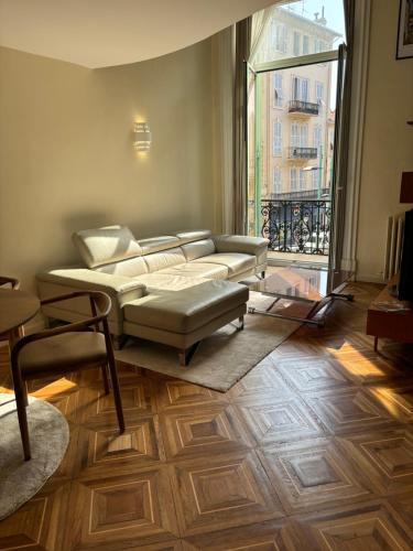 un salon avec un canapé et une grande fenêtre dans l'établissement Villa Isola, à Menton