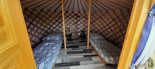 - une chambre avec 2 lits dans une yourte dans l'établissement 2 Yourtes au naturel, à Druyes-les-Belles-Fontaines