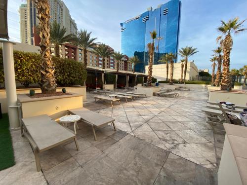a courtyard with benches and palm trees and buildings at MGM Signature Studios by FantasticStay in Las Vegas