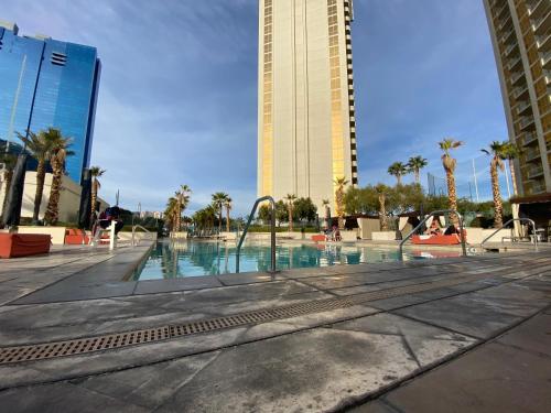una piscina en una ciudad con un edificio alto en MGM Signature Studios by FantasticStay, en Las Vegas