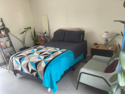 a bedroom with a bed and a desk and a chair at Encantadora Casa en Zapopan in Guadalajara