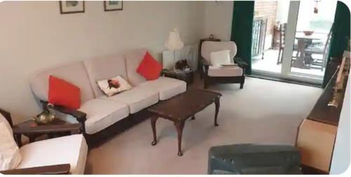 Ruang duduk di Home in Burton On Trent