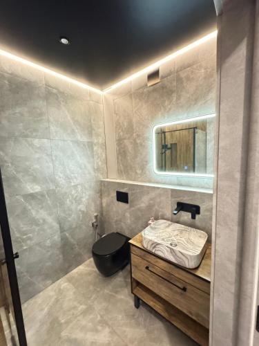 a bathroom with a sink and a mirror at Квартира Фонтанка, ТРЦ Рів'єра, пляж Яхта in Fontanka