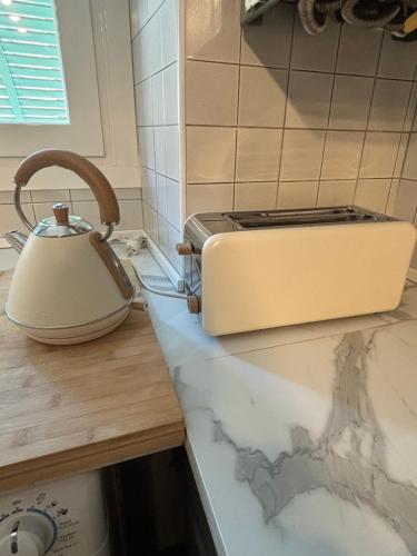 Un grille-pain est installé sur un comptoir dans la cuisine. dans l'établissement Villa Isola, à Menton