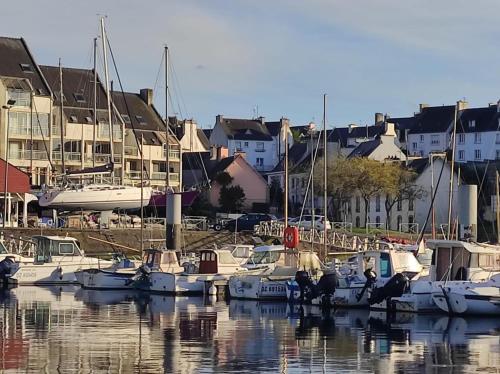 a group of boats are docked in a marina at NOUVEAU YS EO, La maison sur le port de Tréboul in Douarnenez