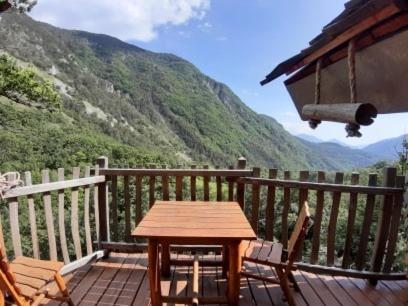Pemandangan gunung umum atau pemandangan gunung yang diambil dari penginapan & sarapan