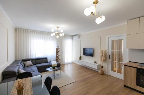 Cityline Apartment - Steps from Station & Center