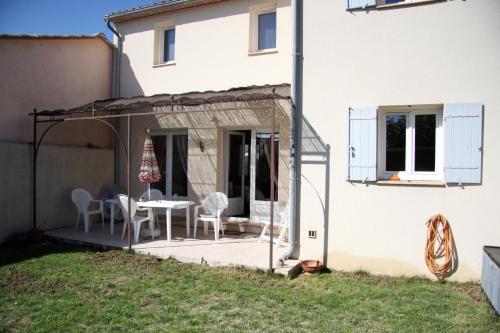 St-Quentin la Poterie villa clôturée pour 4 pers avec jardin