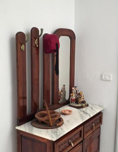 a mirror sitting on top of a wooden dresser at Merveilleuse Villa à Borj El Ras in Mahdia