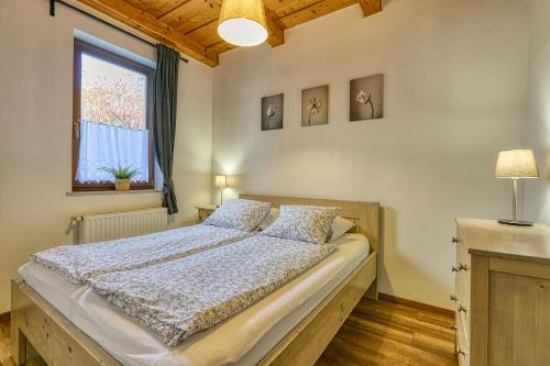 una camera da letto con un letto grande e una finestra di Levendula Apartman a Hegykő