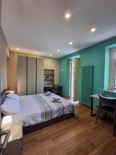 Un dormitorio con una cama, un escritorio y un lavabo. en Casa del corso, en Collegno