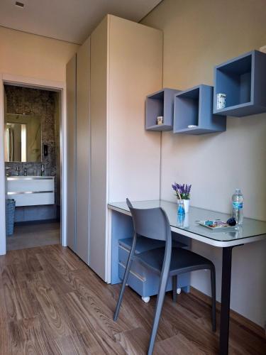 Una habitación con una mesa y una silla y un baño. en Casa del corso, en Collegno