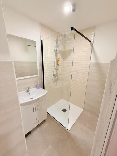 ein Badezimmer mit Dusche und Waschbecken in der Unterkunft Una Dreams in Bare