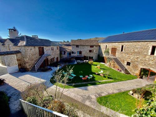 an external view of a house with a courtyard at Les Caselles, Gîte et Chambre d'hôtes in Saint-Beauzély