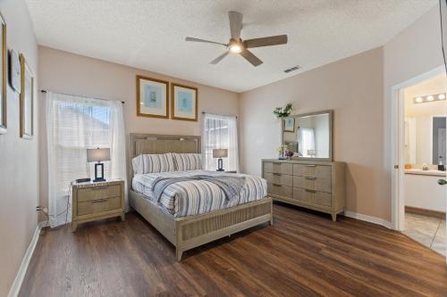 a bedroom with a bed and a ceiling fan at Family Villa Destination in Davenport