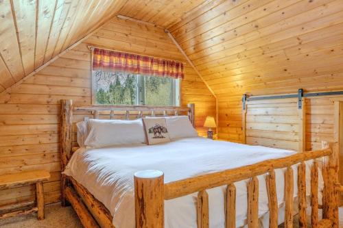 a bedroom with a bed in a log cabin at The Aspen House in West Yellowstone