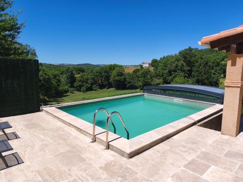Charmant gîte de Lacrouzette avec piscine