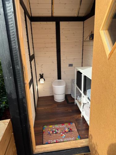 una vista interior de una casa pequeña en Happy Mermaid Garden Cabin, en Aalborg
