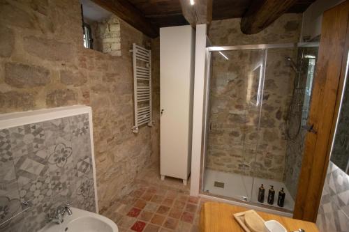 un baño con ducha y lavabo en Appartamenti Pietrachiara, en Perugia