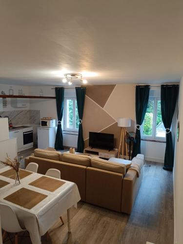 un salon avec un canapé et une table dans l'établissement Charmant appartement au bord de mer, à Fouesnant