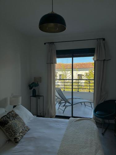 une chambre avec un lit et une vue sur un balcon dans l'établissement Appartement en résidence - Monticello, à Monticello