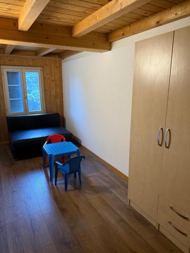 a living room with a couch and a table at Appartment Happy Life - Wimmis - near Spiez-Thun- Interlaken in Arni Alp