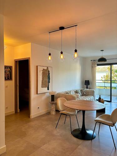 un salon avec une table et un canapé dans l'établissement Appartement en résidence - Monticello, à Monticello