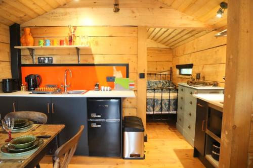 Kuchyň nebo kuchyňský kout v ubytování Woodcutters' Cabin Authentic Log Cabin Talybont Aberystwyth SY245DW