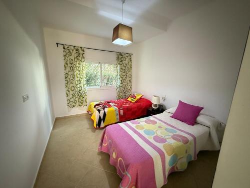 Postel nebo postele na pokoji v ubytování Logement Cozy avec Jardin et Piscine - Mer à 3 Minutes