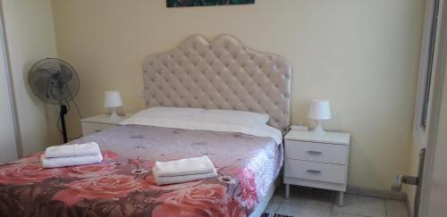 プラヤ・デ・ラス・アメリカスにあるLas Floritasの大きなベッドとタオル2枚のある寝室