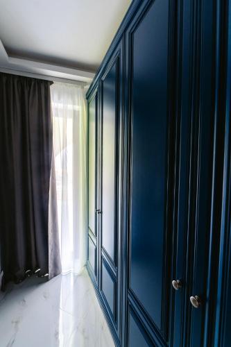 a room with blue walls and a window at Zig-Zag 17 apartment in Constanţa