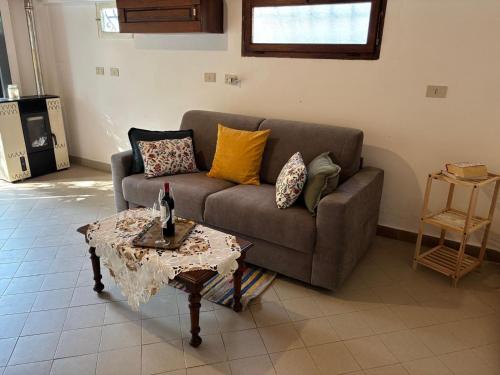 een woonkamer met een bank en een tafel bij Cozy house in the Chianti region in Castelnuovo Berardenga