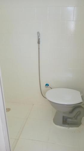 a white bathroom with a toilet and a shower at Estúdio confortável bem próximo ao Centro de Manaus in Manaus