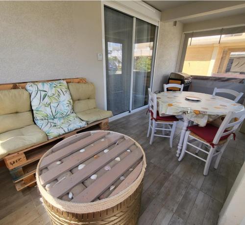 un salon avec un canapé et une table dans l'établissement chalet typique 50 m de la mer, à Gruissan