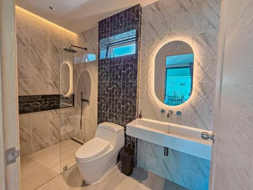 Koupelna v ubytování Cha-am 3 bedroom Pool Villa 3 mins to beach