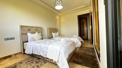 Cama o camas de una habitación en Appartement avec piscine près de la mer