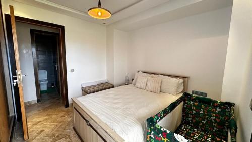 Cama o camas de una habitación en Appartement avec piscine près de la mer