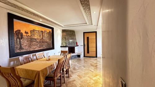 Zona de estar de Appartement avec piscine près de la mer