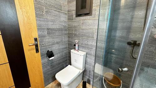 Un baño de Appartement avec piscine près de la mer