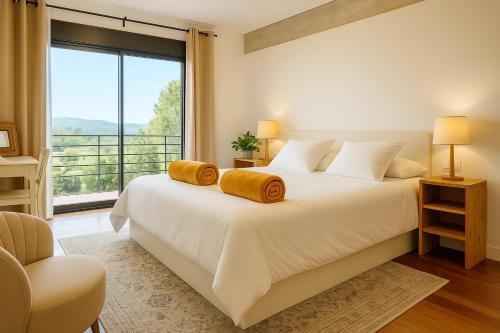 Postel nebo postele na pokoji v ubytování KH Lezama Suites, Breakfast & Laundry LB0530