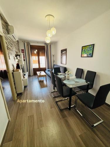 a dining room and living room with a table and chairs at Descanso de Dulcinea in Almagro