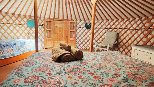 a bedroom with a bed in a yurt at Tulpa Cádiz in Malcocinado